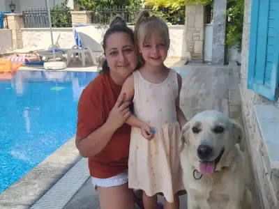 Sarnık Ailesi olarak Dalyan’da çok keyifli bir konaklama deneyimi yaşadık. Villanın konumu gerçekten çok güzeldi; merkeze yürüyüş mesafesi olması büyük avantaj sağladı. Araç kullanmadan her akşam Dalyan merkezde yürüyüş yapabildik.
Hakan Bey ve Emine Hanım tatil süresince çok ilgiliydi. Ayrıca organize et