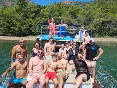 Sarnık Ailesi olarak Dalyan’da çok keyifli bir konaklama deneyimi yaşadık. Villanın konumu gerçekten çok güzeldi; merkeze yürüyüş mesafesi olması büyük avantaj sağladı. Araç kullanmadan her akşam Dalyan merkezde yürüyüş yapabildik.
Hakan Bey ve Emine Hanım tatil süresince çok ilgiliydi. Ayrıca organize et